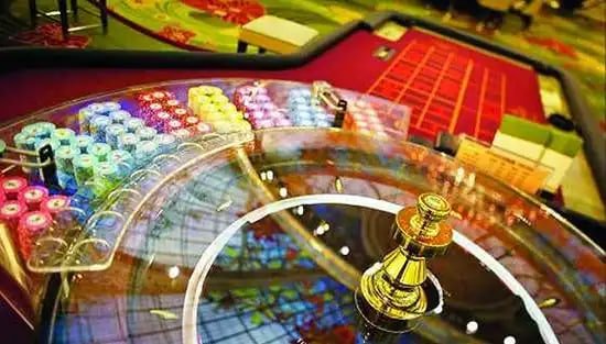 Live dealer table on mobile phone displaying betgede slot interface